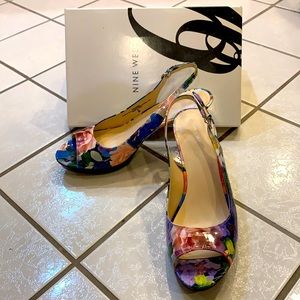 Stunning peep toe floral pumps!
